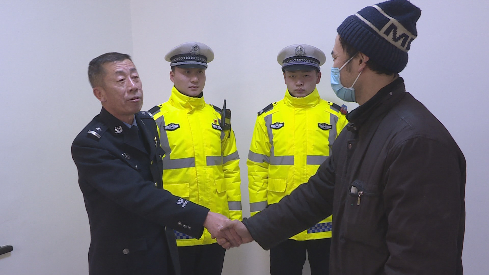 新生儿呛水 警车护送紧急就医