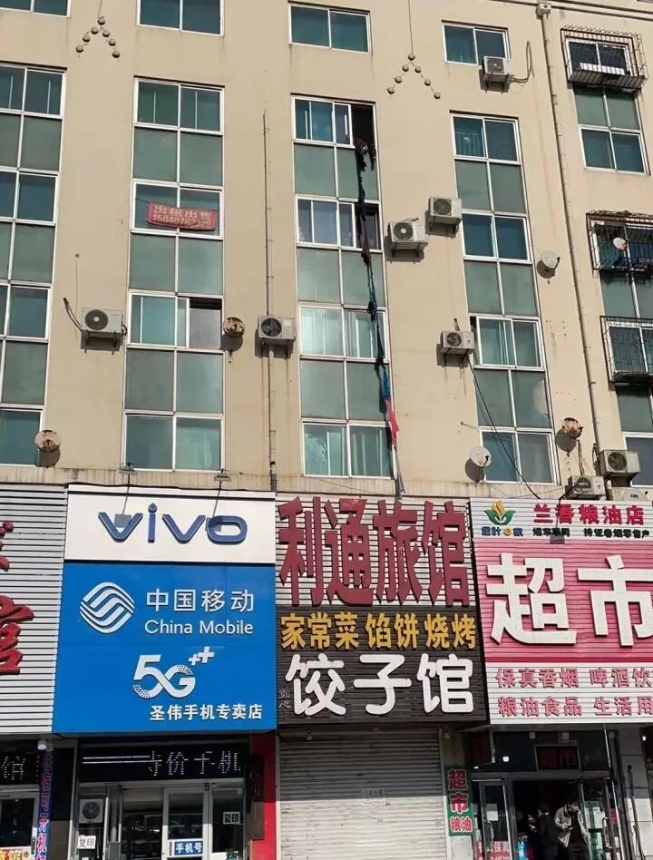 9旬老人欲跳楼轻生 ！海城民警上演“生死时速”