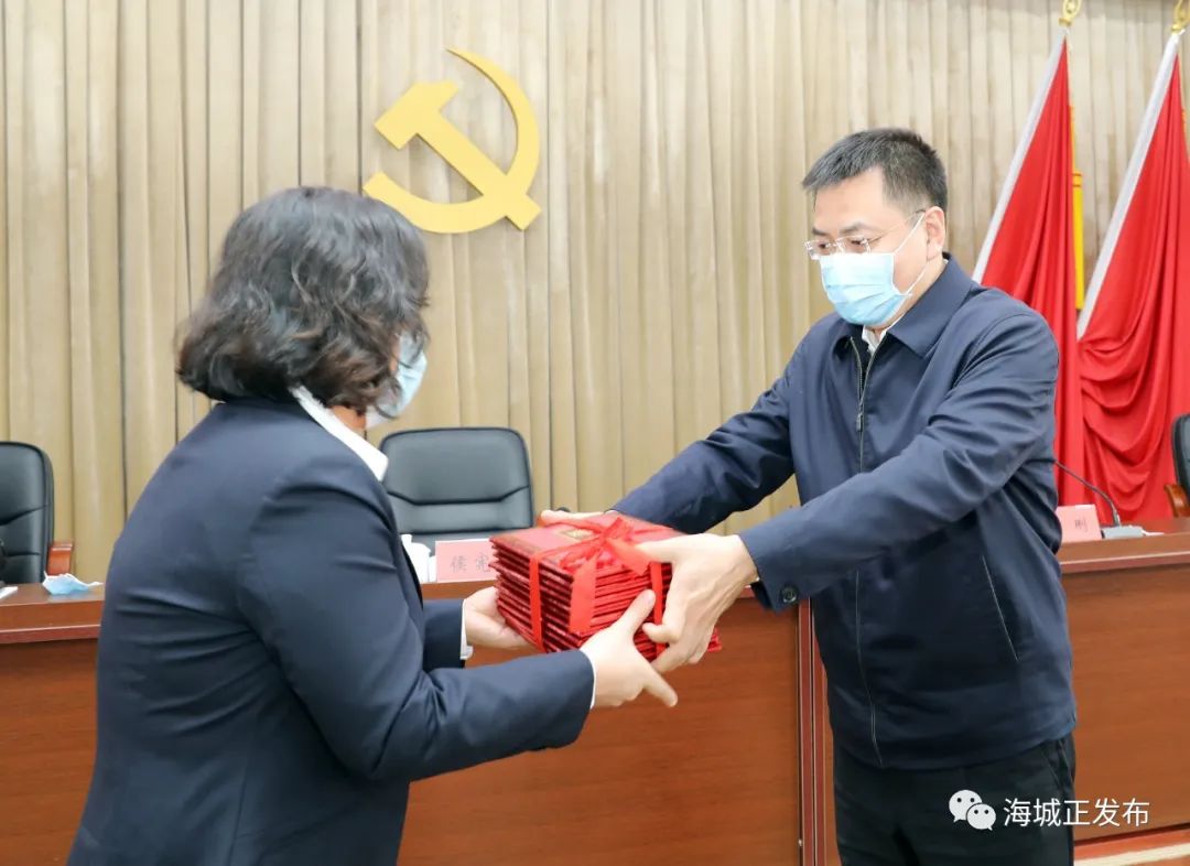 海城市纪委监委聘请第二批企业营商环境建设监督员为优化营商环境助力