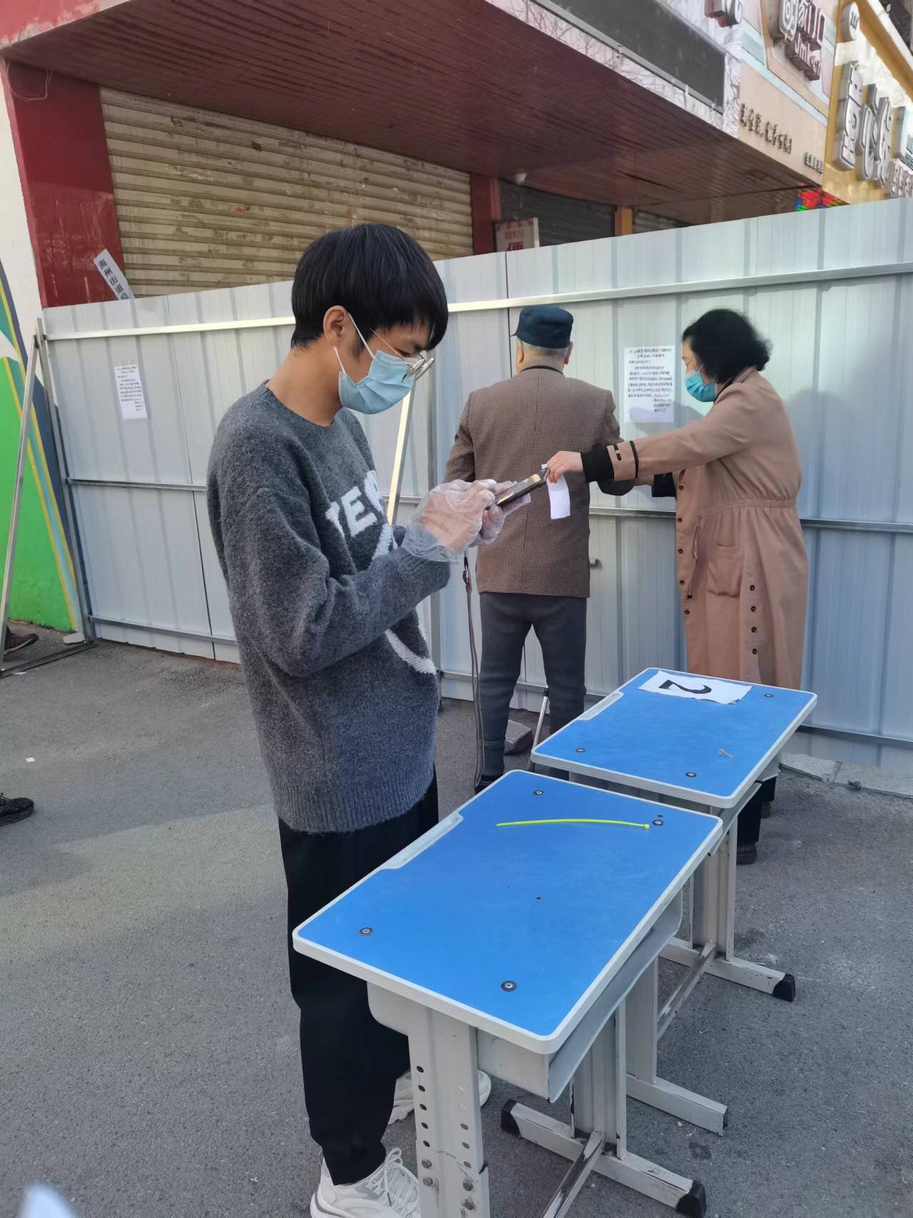热心居民为小区老人手机解