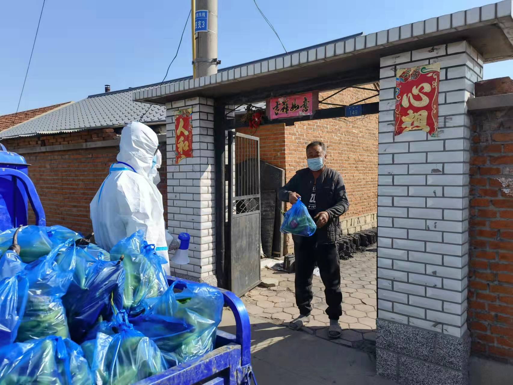 管控之下爱不缺位:后教社区为居民免费送菜上门