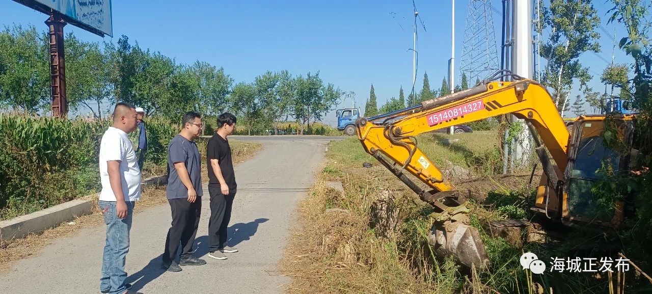 【办实事 解难题】东四方台街道疏通沟渠促排水 为企服务解难题