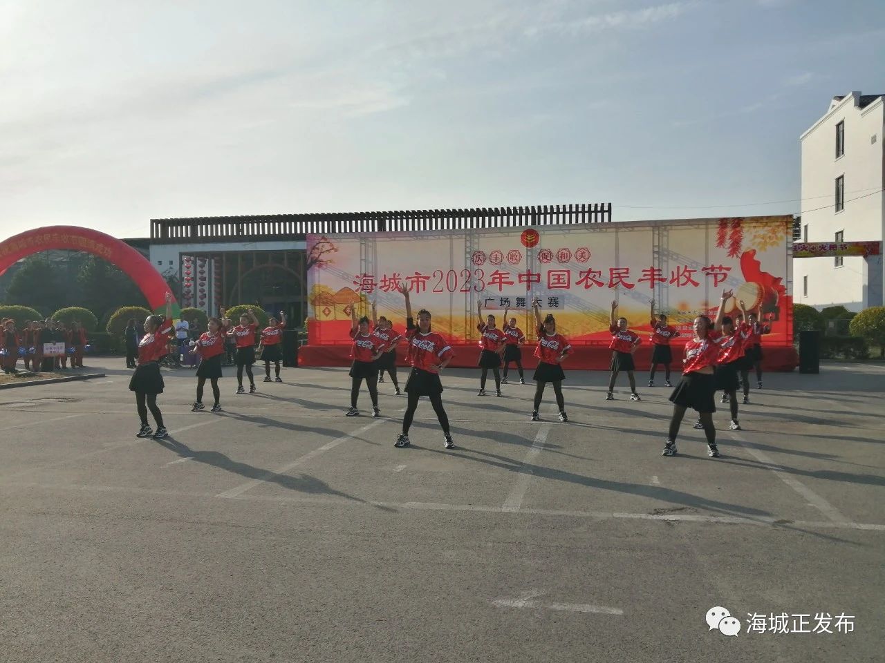 我市“农民丰收节杯”广场舞大赛在耿庄镇成功举办