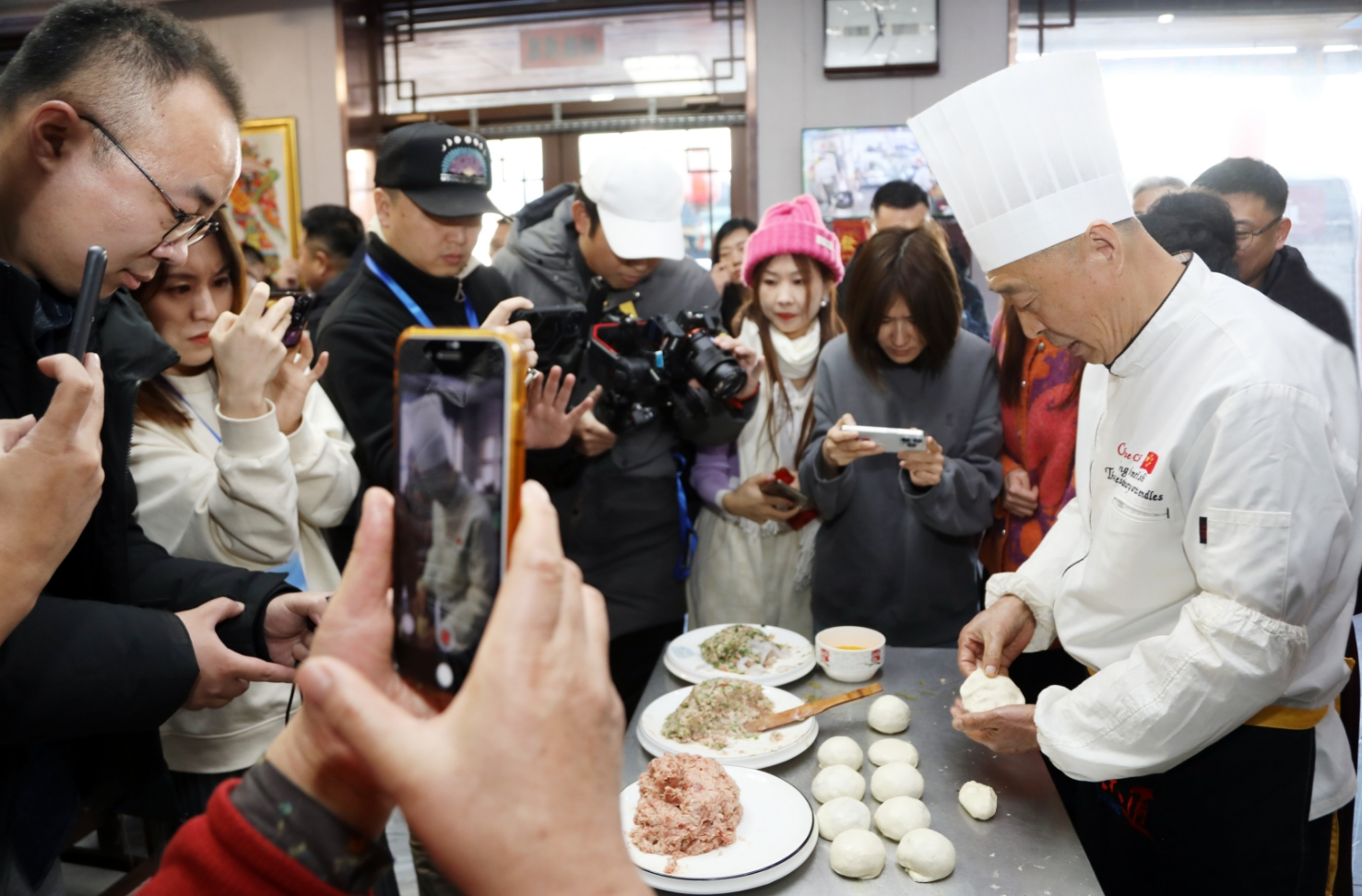 聊“百年传承” 品“牛庄馅饼”