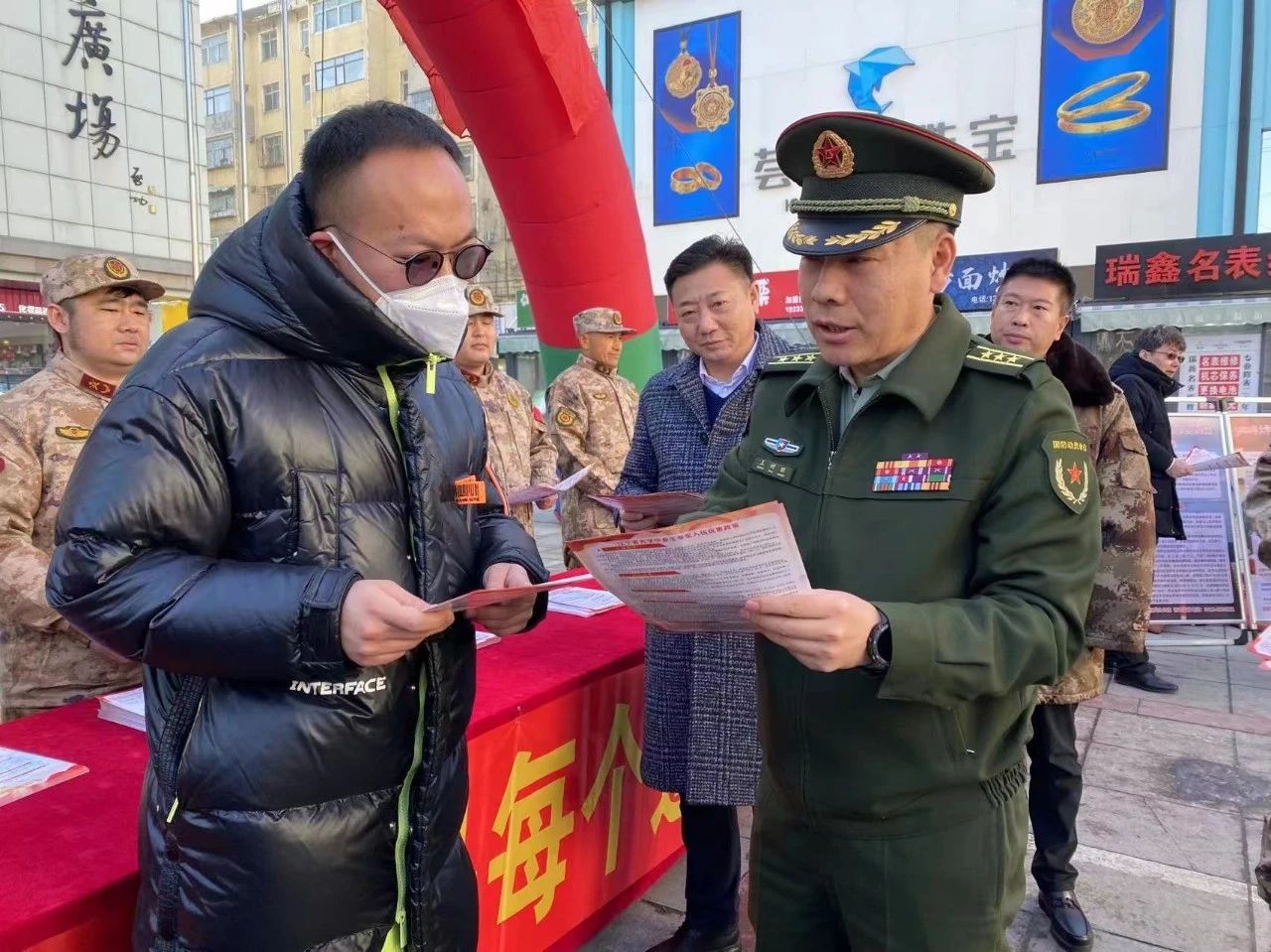 弘扬雷锋精神 启航军旅人生 海城市人武部开展2024年春季征兵宣传日活动