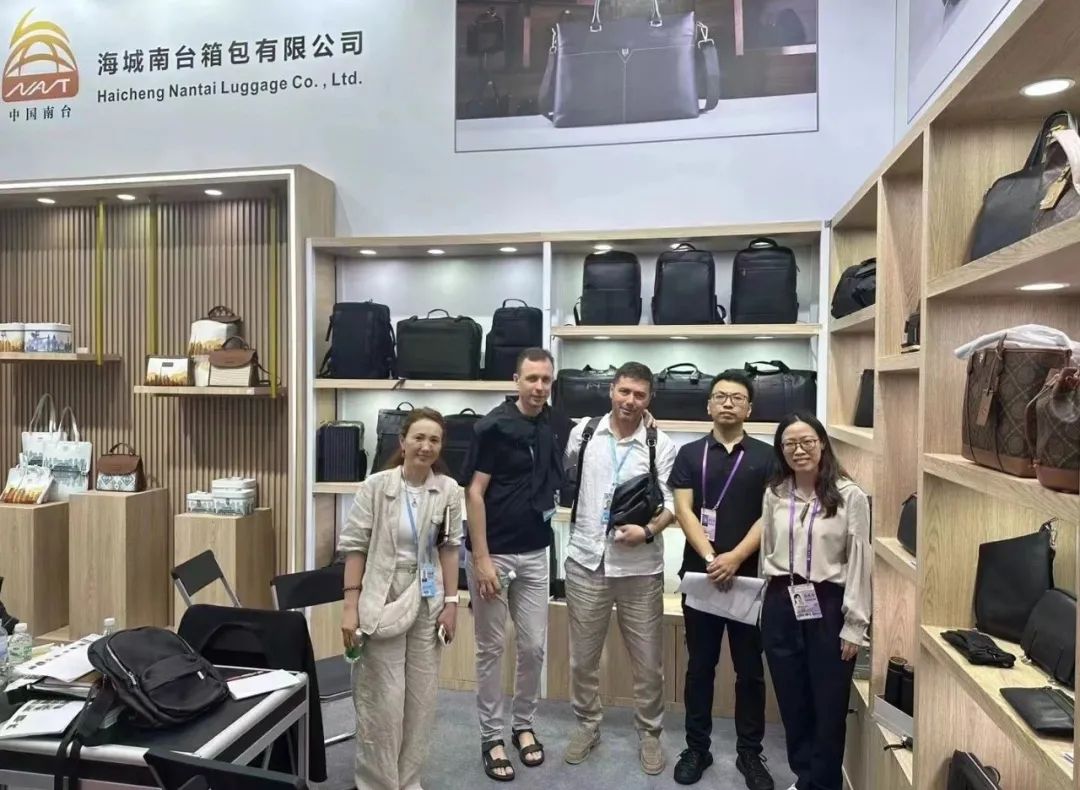 海城南台箱包首秀广交会！助推“北纬40度 海城质造”走向世界