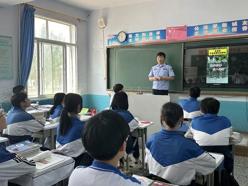 护航助成长 中小镇普法宣传进校园