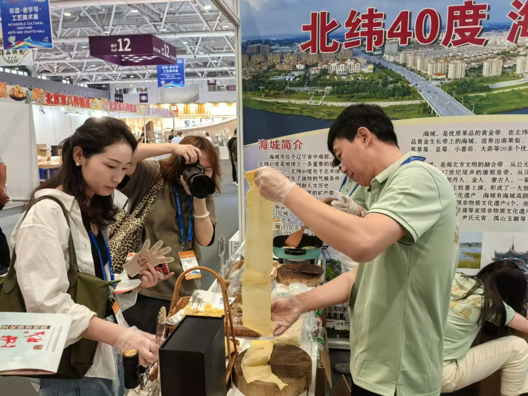 全国各大主流媒体高度关注频繁报道！“北纬40度 海城质造”品牌文博会实力“吸睛”
