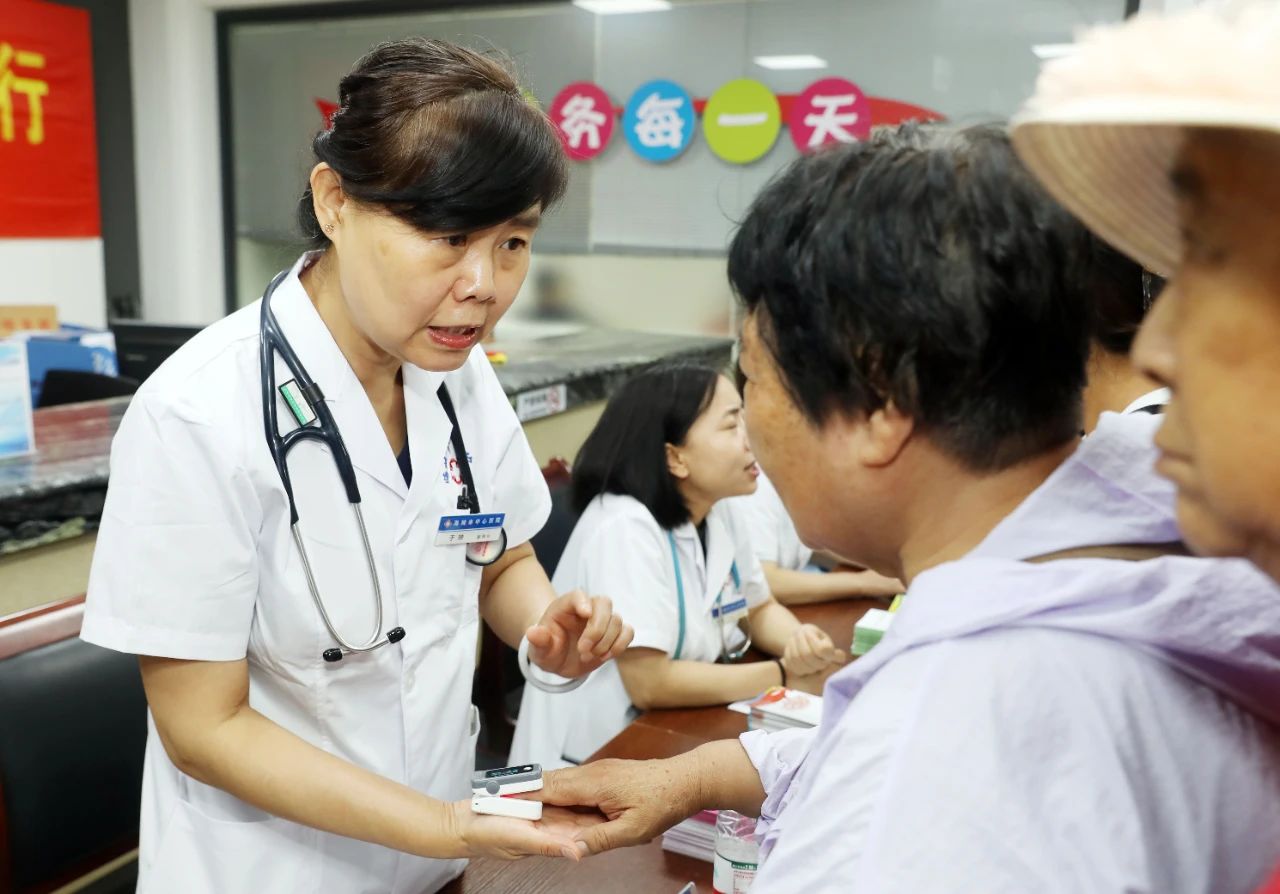 健康伴我行系列公益活动：义诊进社区 便民暖人心