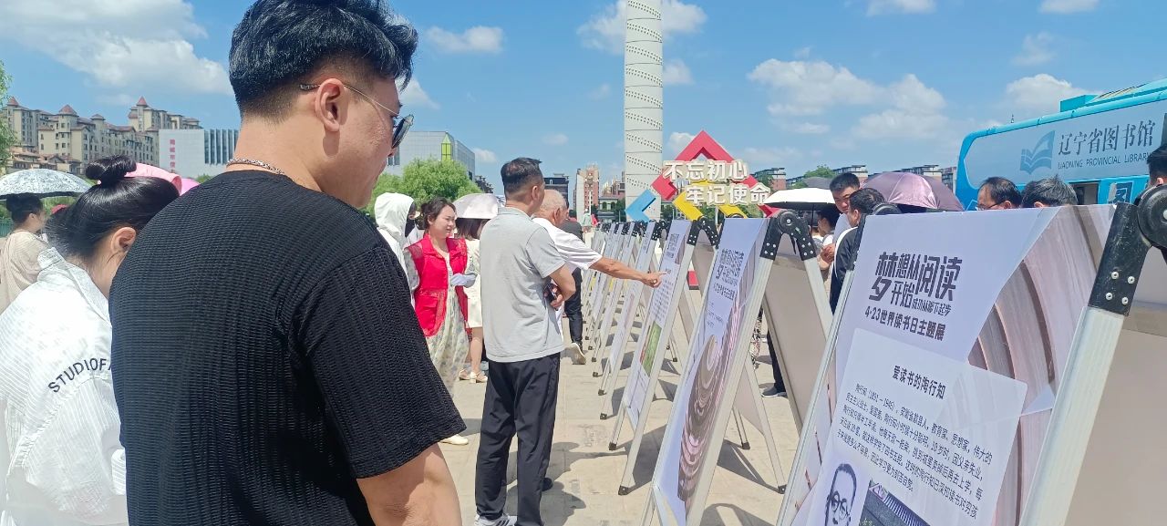 文化惠民进基层 辽宁省图书馆流动服务车开进海城