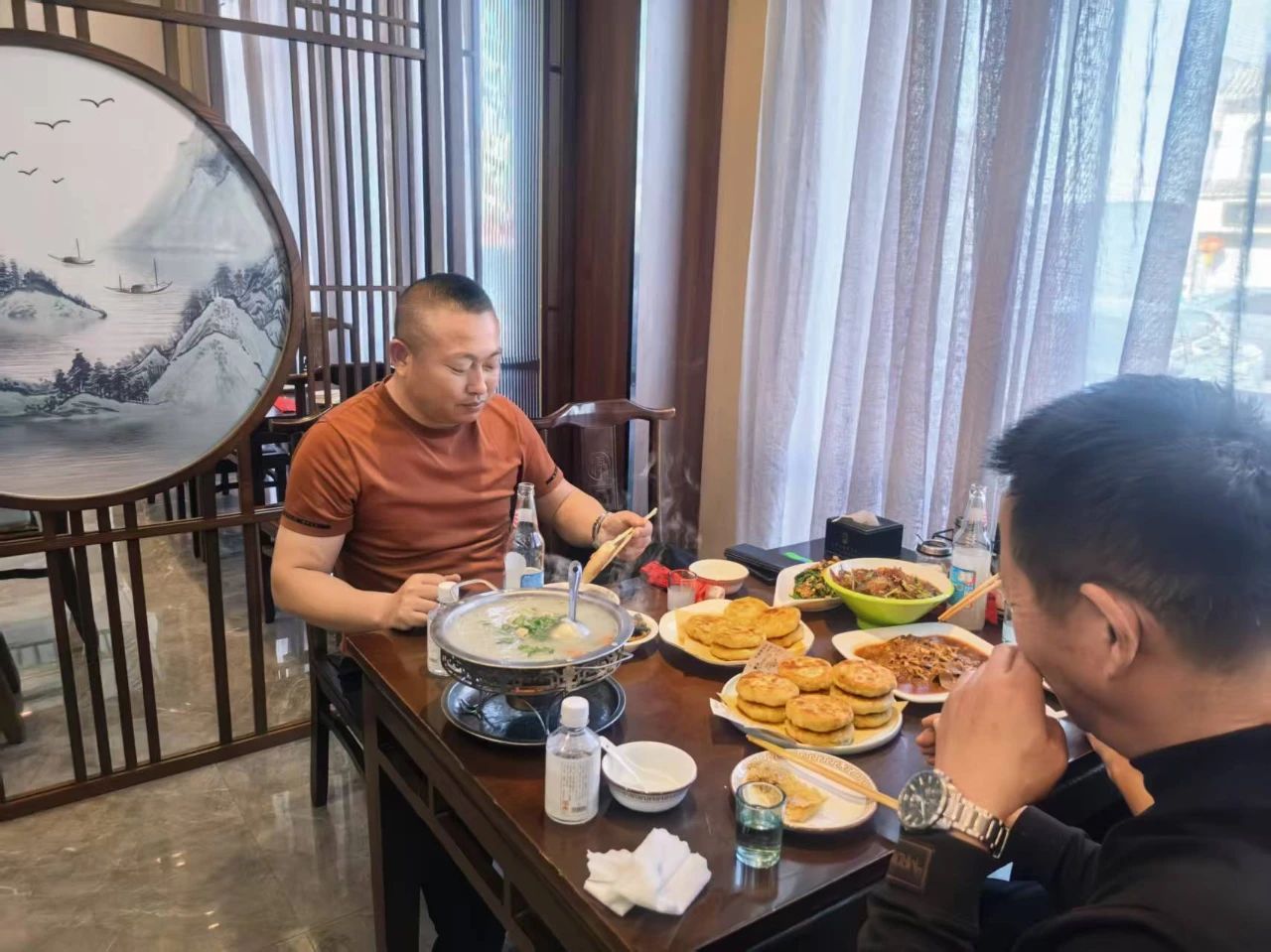 【北纬40度 海城质造】牛庄镇：阖家欢乐品美食 馅饼销售创佳绩