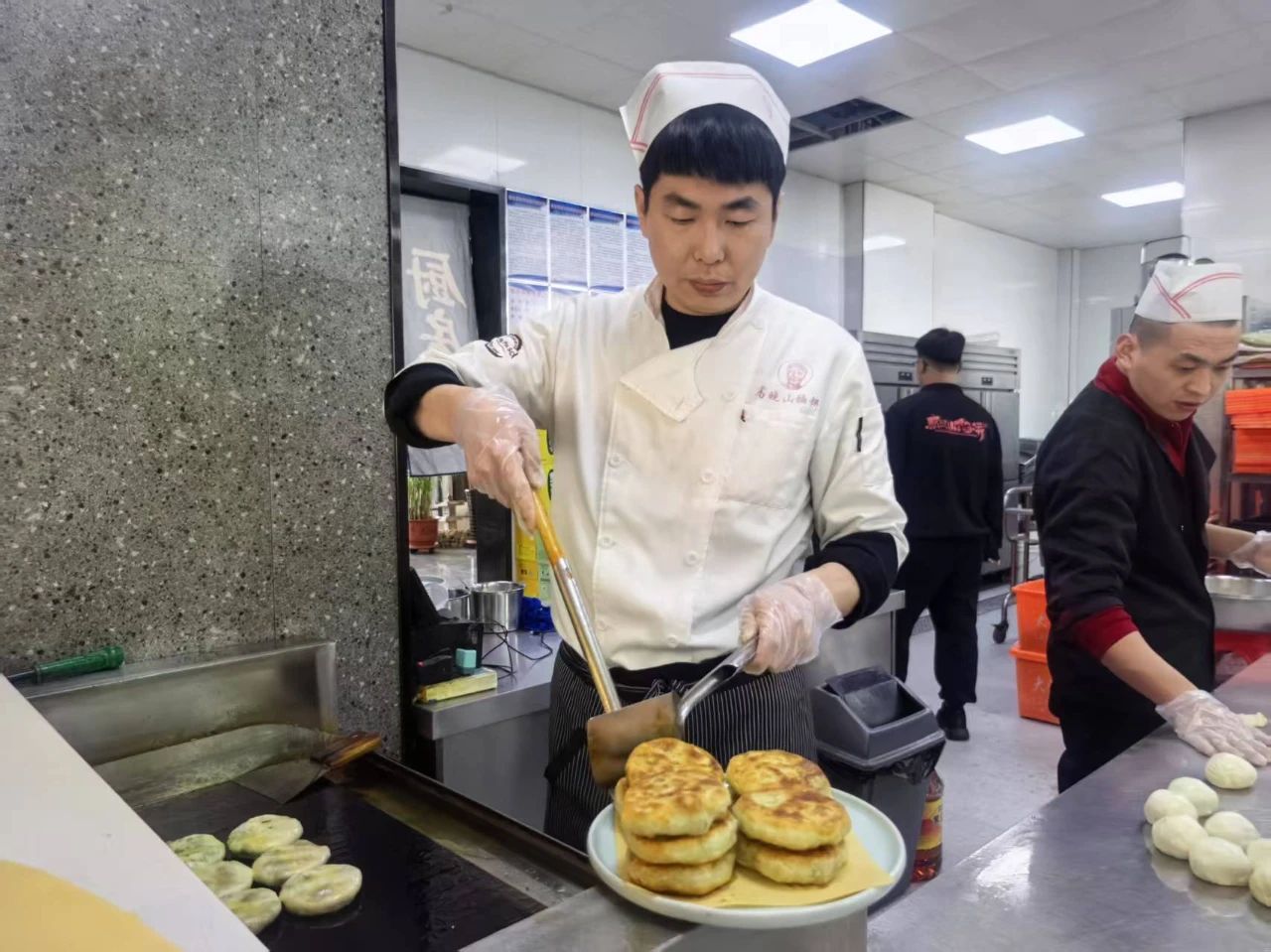 【北纬40度 海城质造】牛庄镇：阖家欢乐品美食 馅饼销售创佳绩