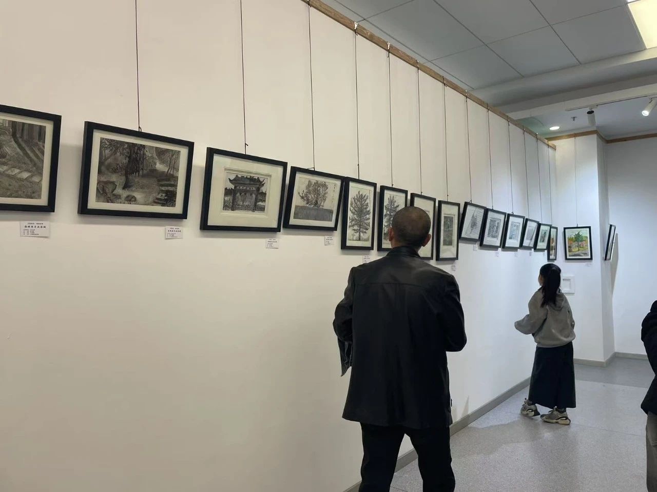 【北纬40度 海城质造】古城新韵展风采 海城故事绘童心——“古城新韵·海城故事”美术作品展览开幕