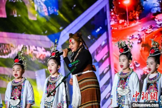 30国青年贵州樱花园里奏响“春日乐章”