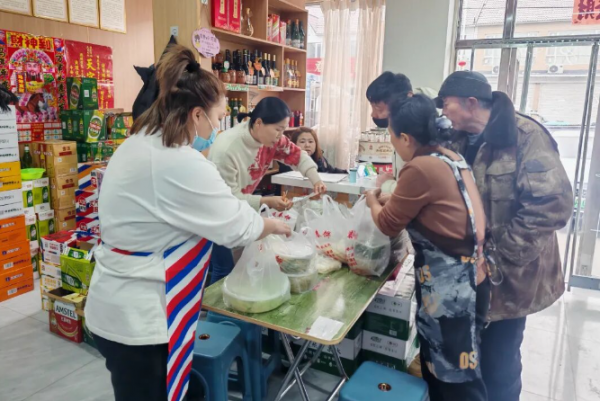 【2026新春走基层】春启“咬春”饼香浓 春饼店里生意旺