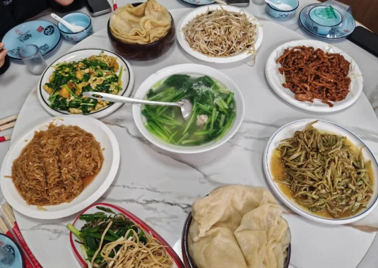 【2026新春走基层】春启“咬春”饼香浓 春饼店里生意旺