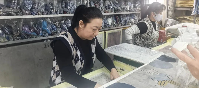 【2026新春走基层】裤子烫钻，这个服饰潮流咱们西柳来引领！