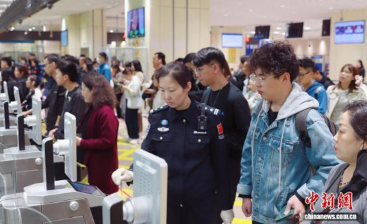 春节临近 青茂口岸迎来客流高峰