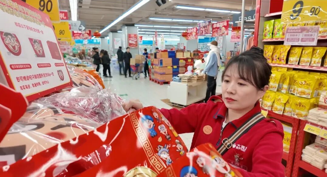 【2026新春走基层】超市里的忙碌身影 点亮新春烟火气