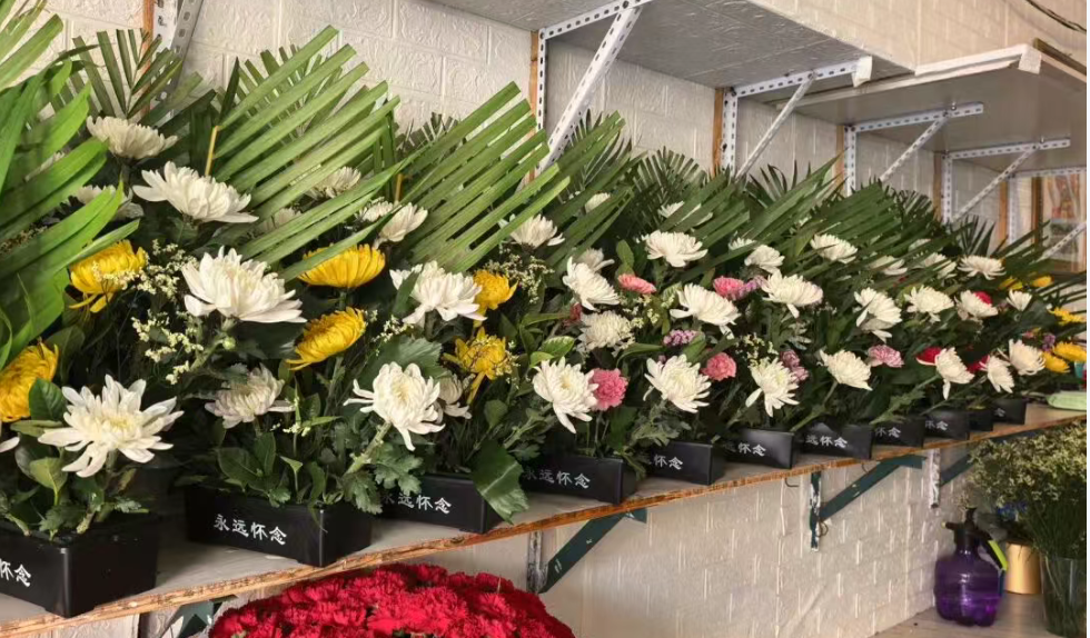 清明将至鲜花俏 文明祭扫成风尚