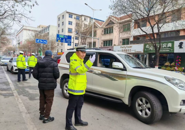 【记者在一线】春风拂清明 交警保畅行