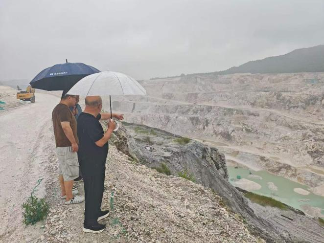 迎风战雨写担当 市应急局全力迎战台风“巴威”强降雨
