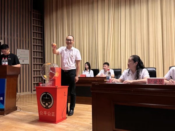 阳光分班护公平 师德清风育桃李——海城市教育系统阳