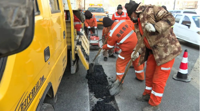 【2026新春走基层】24小时在岗！春运保通守路人 用速度守护春运